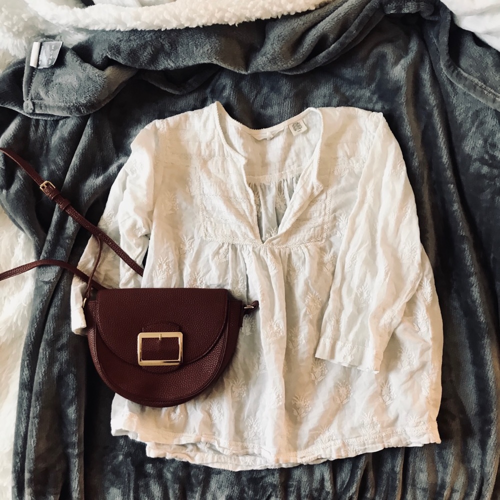 White Levi’s blouse and brown purse